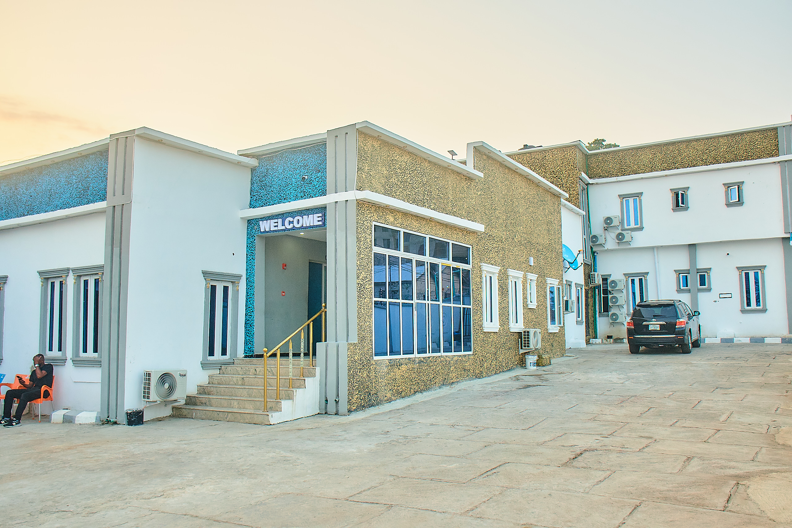SJ Deluxe Hotel and Suites Exterior and Ambiance in Lokoja